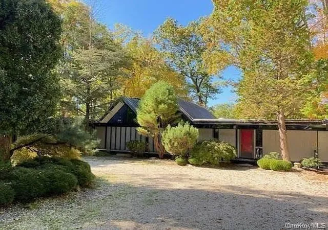 Photo 4 of Single family home for sale at 301 Roaring Brk Rd, New Castle, NY 10514 | MLS# 1055737 | Listing updated on 2026-09-30