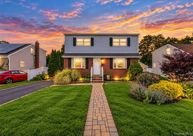 Photo 1 of Single family home for sale at 9 Cortelyou St W, Huntington, NY 11746 | MLS# 1055746 | Listing updated on 2026-09-28