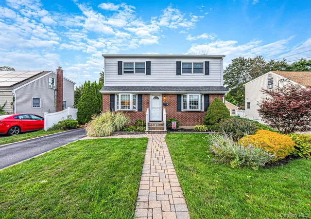 Photo 2 of Single family home for sale at 9 Cortelyou St W, Huntington, NY 11746 | MLS# 1055746 | Listing updated on 2026-09-28