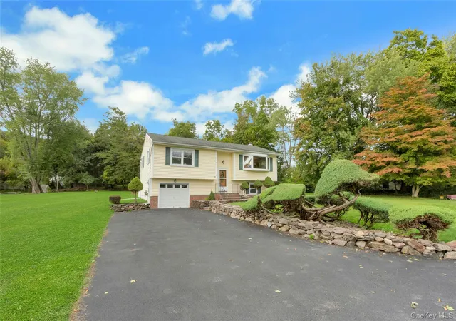 Photo 3 of Single family home for sale at 17 Hunter St, Woodbury, NY 10930 | MLS# 1055761 | Listing updated on 2026-10-03