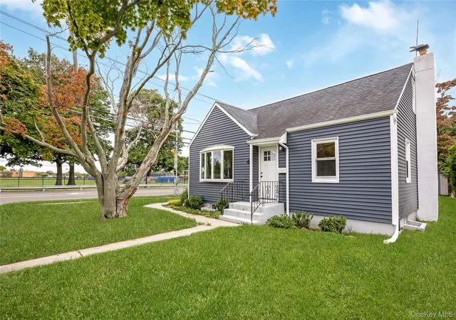 Single family home for sale at 4 Sutton Ct, Islip, NY 11795 | MLS# 1055843
