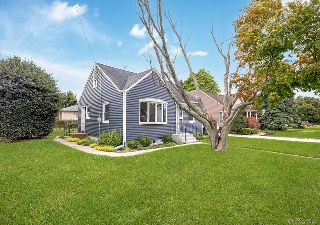 Photo 1 of Single family home for sale at 4 Sutton Ct, Islip, NY 11795 | MLS# 1055843 | Listing updated on 2026-09-30
