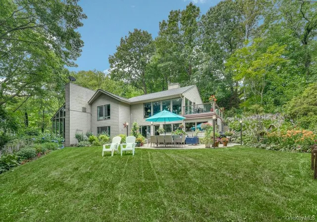 Photo 2 of Single family home for sale at 40 Idle Day Dr, Huntington, NY 11721 | MLS# 1055847 | Listing updated on 2026-09-29