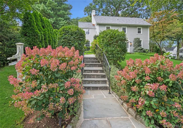 Photo 2 of Single family home for sale at 211 Douglas Pl, Mount Vernon, NY 10552 | MLS# 1055878 | Listing updated on 2026-10-04