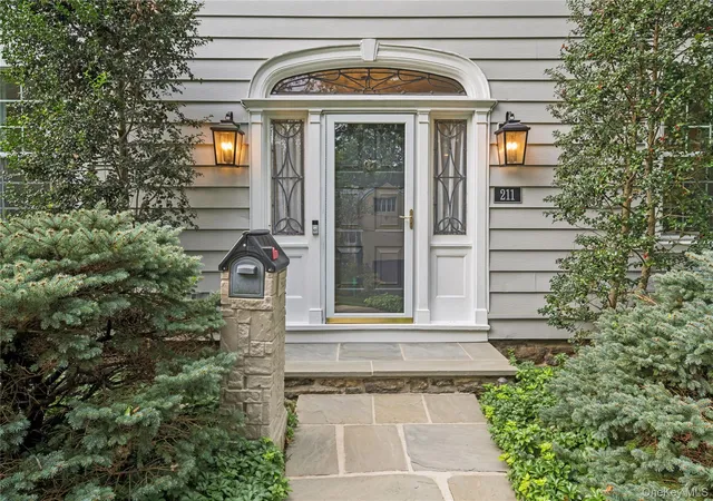 Photo 4 of Single family home for sale at 211 Douglas Pl, Mount Vernon, NY 10552 | MLS# 1055878 | Listing updated on 2026-10-04
