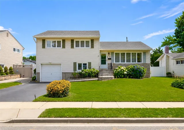 Photo 2 of Single family home for sale at 7 Primrose Ave, Oyster Bay, NY 11801 | MLS# 1055888 | Listing updated on 2026-10-07