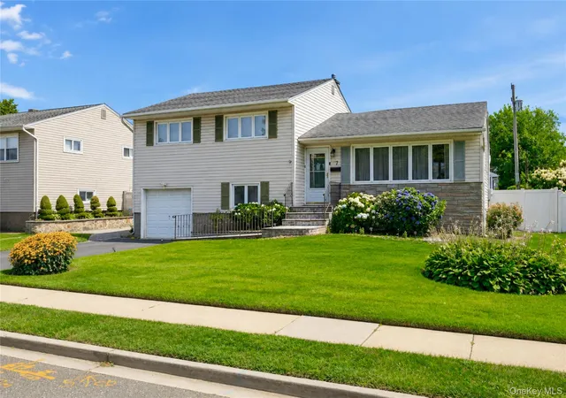 Photo 3 of Single family home for sale at 7 Primrose Ave, Oyster Bay, NY 11801 | MLS# 1055888 | Listing updated on 2026-10-07
