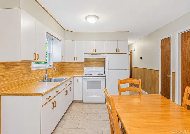Photo 4 of Single family home for sale at 102 Robinson Ave, Brookhaven, NY 11763 | MLS# 1055899 | Listing updated on 2026-10-04