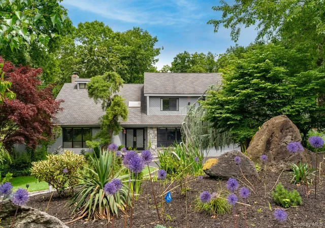 Photo 3 of Single family home for sale at 3 Ernest, Smithtown, NY 11754 | MLS# 1055953 | Listing updated on 2026-10-07