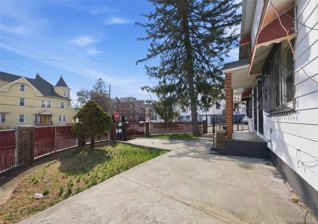 Photo 3 of House for sale at 793 N Oak Dr, New York, NY 10467 | MLS# 1055977 | Listing updated on 2026-09-29