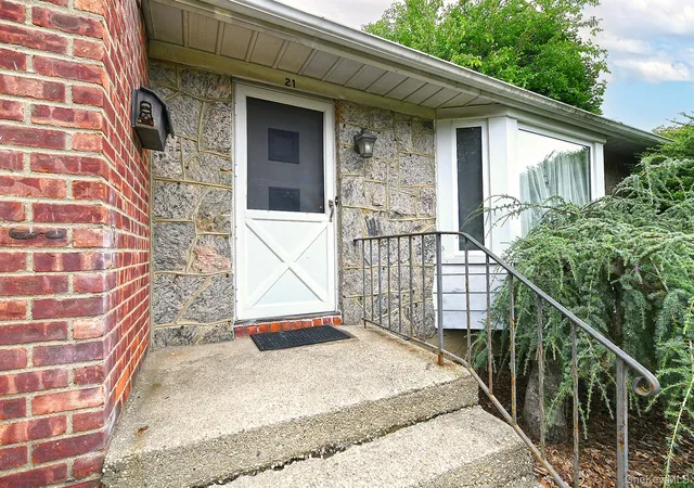 Photo 3 of Single family home for sale at 21 Goldfield St, Huntington, NY 11747 | MLS# 1056023 | Listing updated on 2026-09-29