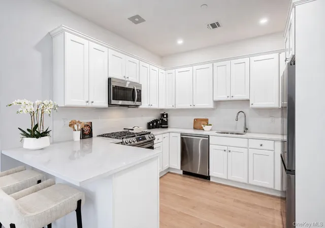 Listing Photo 4 - Condo for sale in building located at 40 August Cir, Huntington, NY 11731 - Unit #40