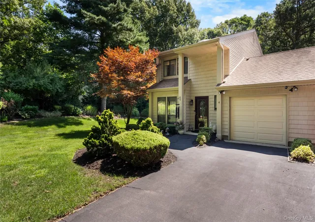 Photo 2 of Condo for sale at 4 Lyndon Ct, Islip, NY 11716 | MLS# 1056058 | Listing updated on 2026-09-29