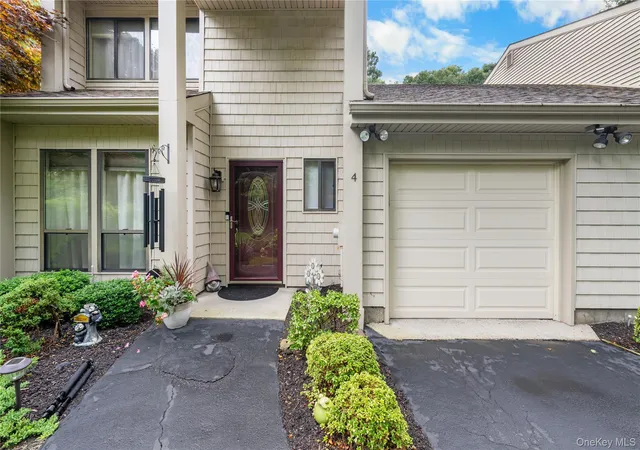 Photo 3 of Condo for sale at 4 Lyndon Ct, Islip, NY 11716 | MLS# 1056058 | Listing updated on 2026-09-29