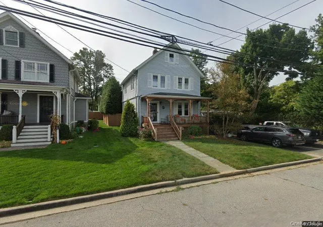 Photo 2 of Single family home for sale at 19 Willow Pl, Oyster Bay, NY 11771 | MLS# 1056065 | Listing updated on 2026-10-06