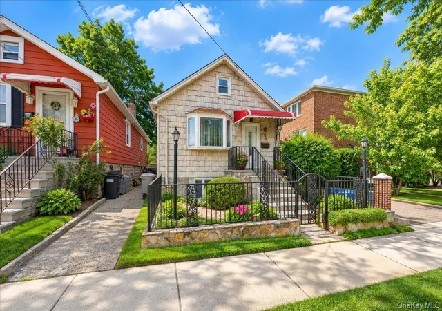 Single family home for sale at 3293 Lucerne St, New York, NY 10465 | MLS# 1056083