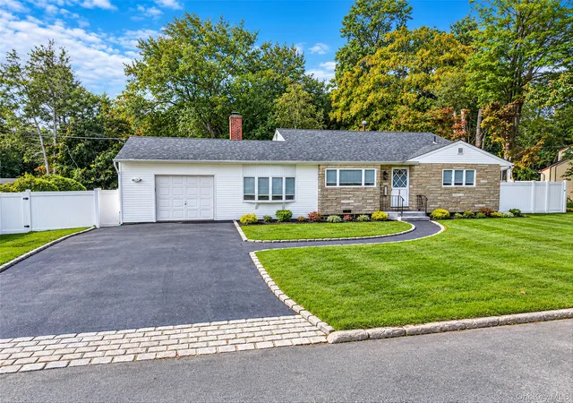 Photo 3 of Single family home for sale at 260 W 24th Street, Babylon, NY 11729 | MLS# 1056101 | Listing updated on 2026-09-30