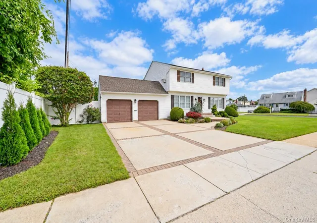 Photo 2 of Single family home for sale at 371 N Iowa Ave, Oyster Bay, NY 11758 | MLS# 1056116 | Listing updated on 2026-09-29