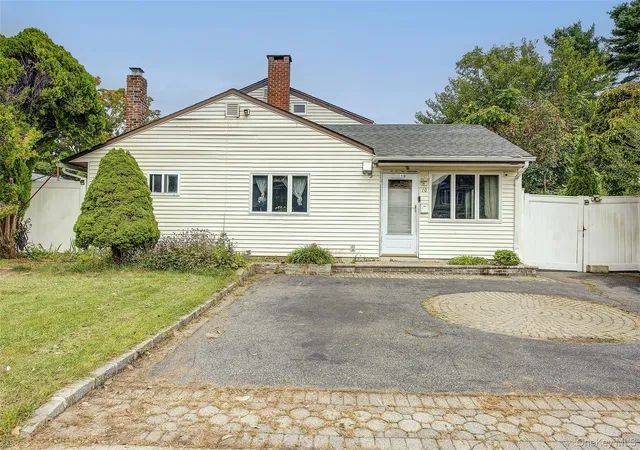 Single family home for sale at 10 Belmont Cir, Oyster Bay, NY 11791 | MLS# 1056122