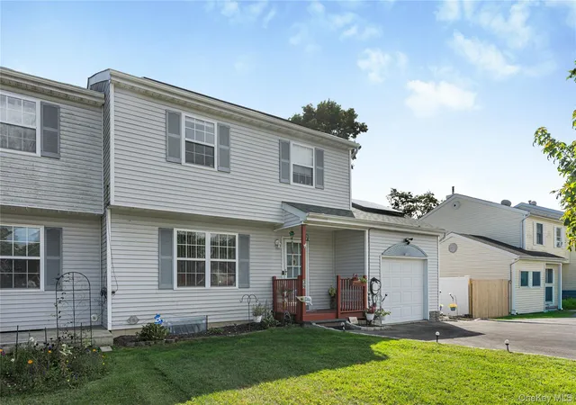 Photo 2 of Single family home for sale at 39 Elm St, Islip, NY 11722 | MLS# 1056201 | Listing updated on 2026-09-30