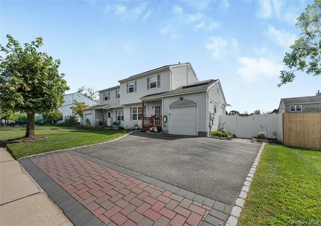 Photo 3 of Single family home for sale at 39 Elm St, Islip, NY 11722 | MLS# 1056201 | Listing updated on 2026-09-30