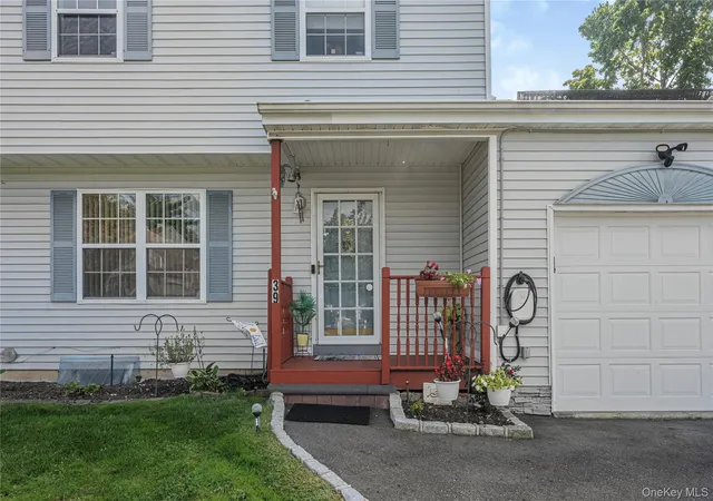 Photo 3 of Single family home for sale at 39 Elm St, Islip, NY 11722 | MLS# 1056201 | Listing updated on 2026-09-30