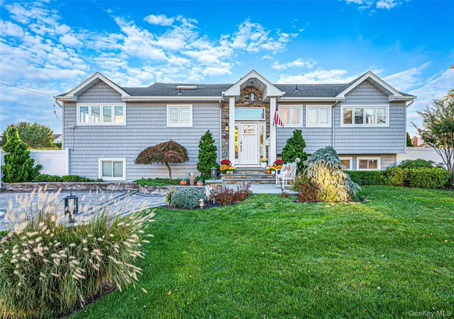 Photo 1 of Single family home for sale at 174 Secatogue Ln W, West Islip, NY 11795 | MLS# 1056210 | Listing updated on 2026-10-09