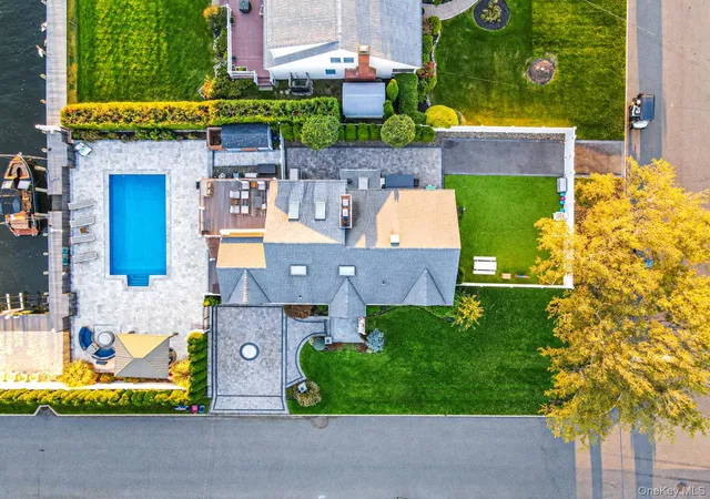 Photo 3 of Single family home for sale at 174 Secatogue Ln W, West Islip, NY 11795 | MLS# 1056210 | Listing updated on 2026-10-10