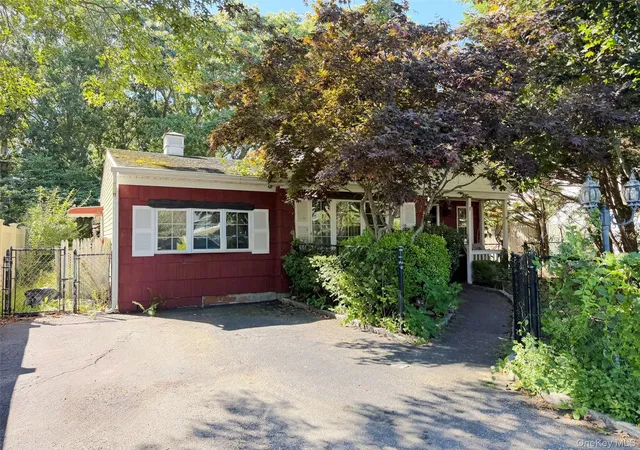 Photo 3 of Single family home for sale at 30 Oakwood Dr, Brookhaven, NY 11967 | MLS# 1056211 | Listing updated on 2026-10-01