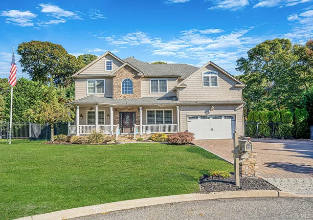 Photo 4 of Single family home for sale at 10 Privet Ct, Smithtown, NY 11787 | MLS# 1056231 | Listing updated on 2026-10-27