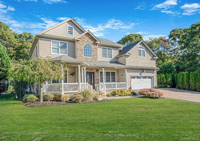 Photo 2 of Single family home for sale at 10 Privet Ct, Smithtown, NY 11787 | MLS# 1056231 | Listing updated on 2026-10-27