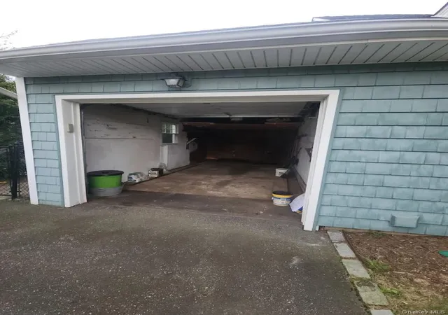 Photo 25 of Single family home for sale at 29 Emerson Ct, North Hempstead, NY 11590 | MLS# 1056284 | Listing updated on 2026-10-03
