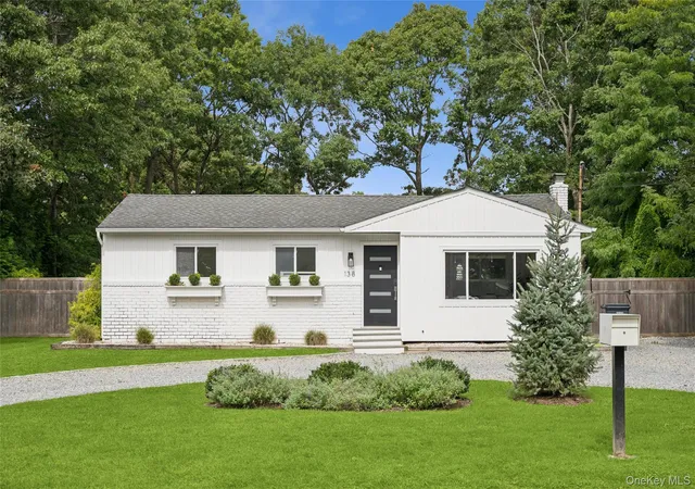 Photo 1 of Single family home for sale at 138 W Tiana Rd, Southampton, NY 11946 | MLS# 1056297 | Listing updated on 2026-10-08