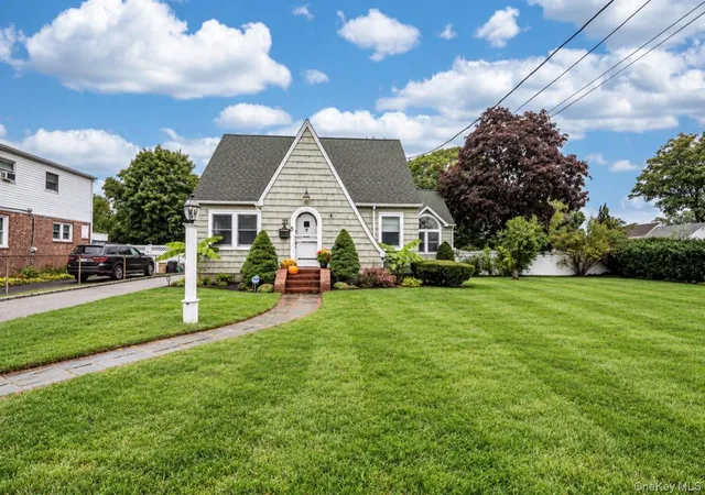 Photo 1 of Single family home for sale at 21 James St, Islip, NY 11751 | MLS# 1056302 | Listing updated on 2026-09-30