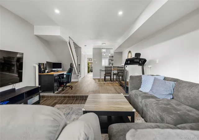 Listing Photo 2 - Condo for sale in building located at 271 Signs Rd, New York City, NY 10314 - Unit #E