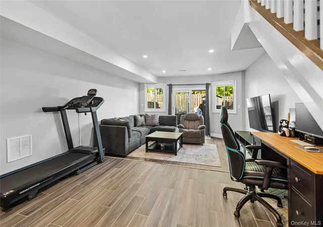 Listing Photo 3 - Condo for sale in building located at 271 Signs Rd, New York City, NY 10314 - Unit #E