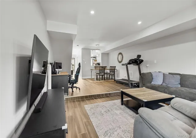 Listing Photo 4 - Condo for sale in building located at 271 Signs Rd, New York City, NY 10314 - Unit #E