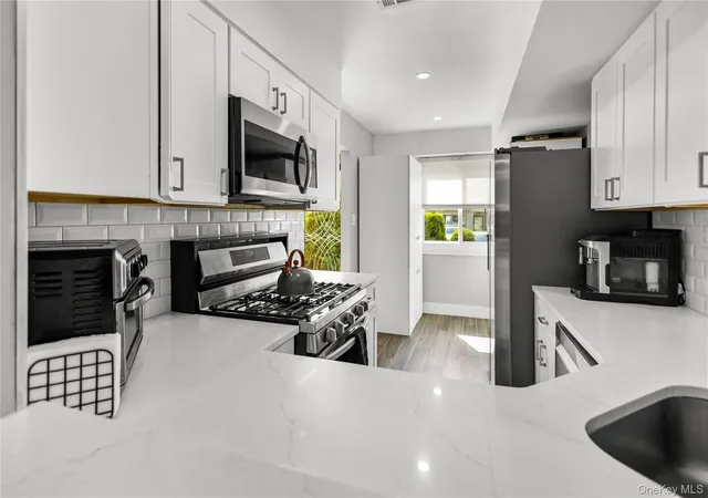 Listing Photo 5 - Condo for sale in building located at 271 Signs Rd, New York City, NY 10314 - Unit #E