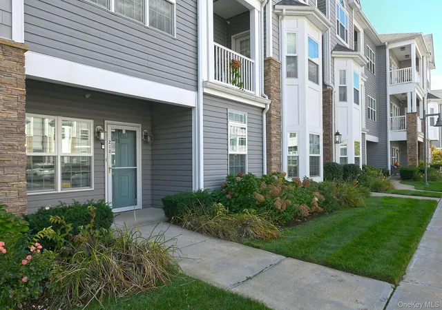 Listing Photo 4 - Condo for sale in building located at 212 Clubhouse Cir, Huntington, NY 11747 - Unit #212