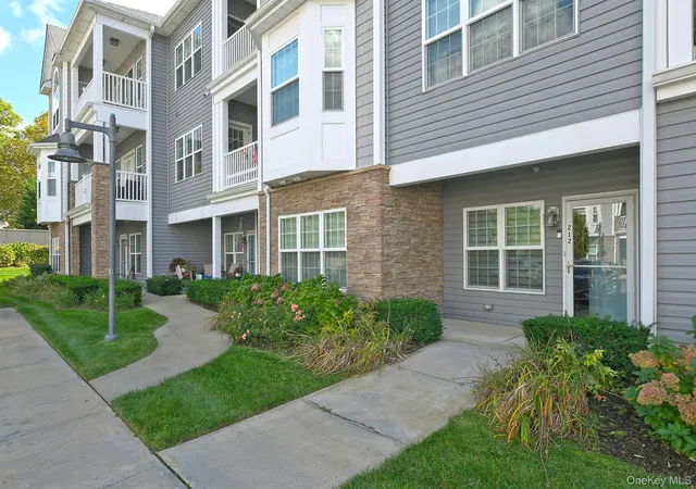 Listing Photo 5 - Condo for sale in building located at 212 Clubhouse Cir, Huntington, NY 11747 - Unit #212