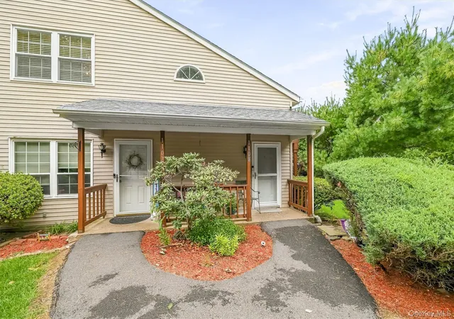 Listing Photo 4 - Condo for sale in building located at 1108 Evergreen Ct, Woodbury, NY 10930 - Unit #65