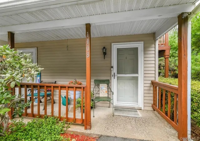 Listing Photo 5 - Condo for sale in building located at 1108 Evergreen Ct, Woodbury, NY 10930 - Unit #65