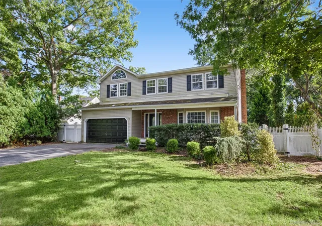 Photo 3 of Single family home for sale at 16 Jamaica Ave, Brookhaven, NY 11742 | MLS# 1056600 | Listing updated on 2026-10-01