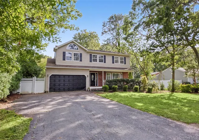 Photo 3 of Single family home for sale at 16 Jamaica Ave, Brookhaven, NY 11742 | MLS# 1056600 | Listing updated on 2026-10-01
