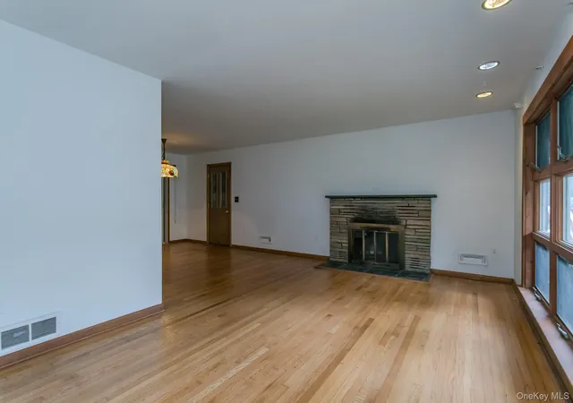 Photo 3 of Single family home for sale at 8 Crescent Ave, Warwick (town), NY 10990 | MLS# 1056688 | Listing updated on 2026-10-05