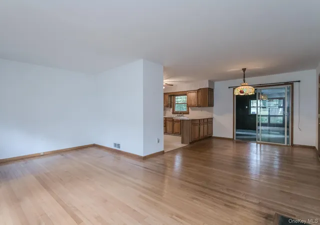 Photo 4 of Single family home for sale at 8 Crescent Ave, Warwick (town), NY 10990 | MLS# 1056688 | Listing updated on 2026-10-05