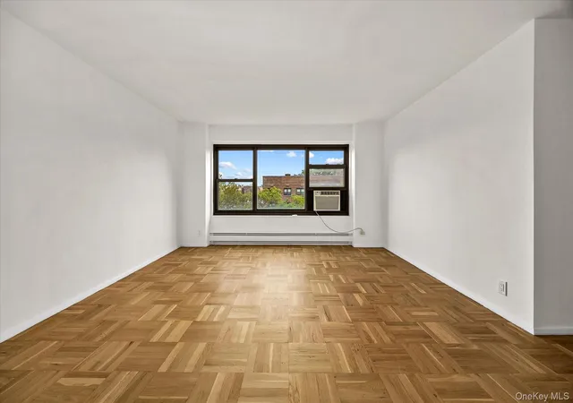 Photo 3 of House for sale at 33-34 Crescent St #7D, New York, NY 11106 | MLS# 1056708 | Listing updated on 2026-10-07