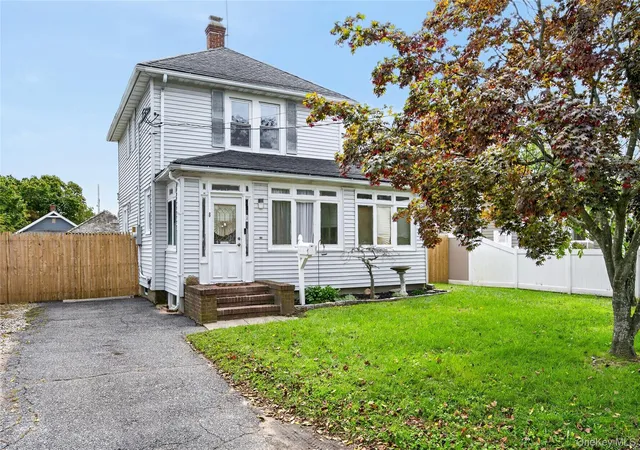 Single family home for sale at 8 Juliet St, Islip, NY 11706 | MLS# 1056774