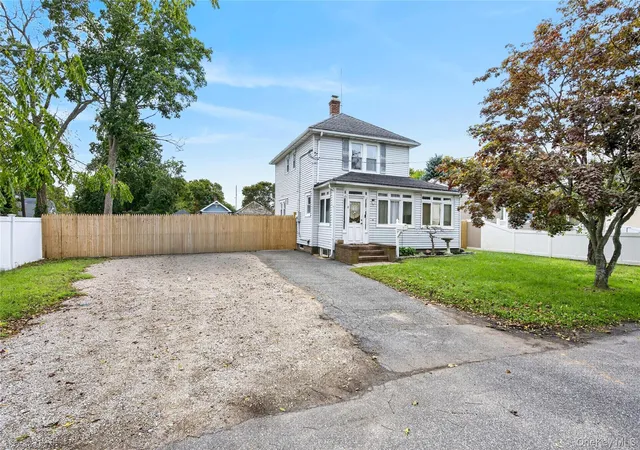 Photo 1 of Single family home for sale at 8 Juliet St, Islip, NY 11706 | MLS# 1056774 | Listing updated on 2026-10-02