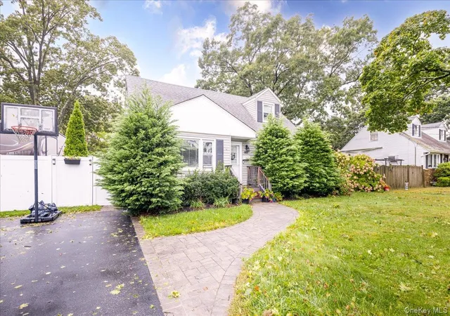 Photo 1 of Single family home for sale at 621 N Fulton Ave, Babylon, NY 11757 | MLS# 1056784 | Listing updated on 2026-09-30